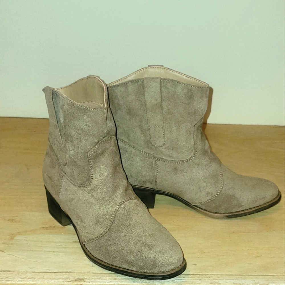 NWOT Tan Short Heeled Boots